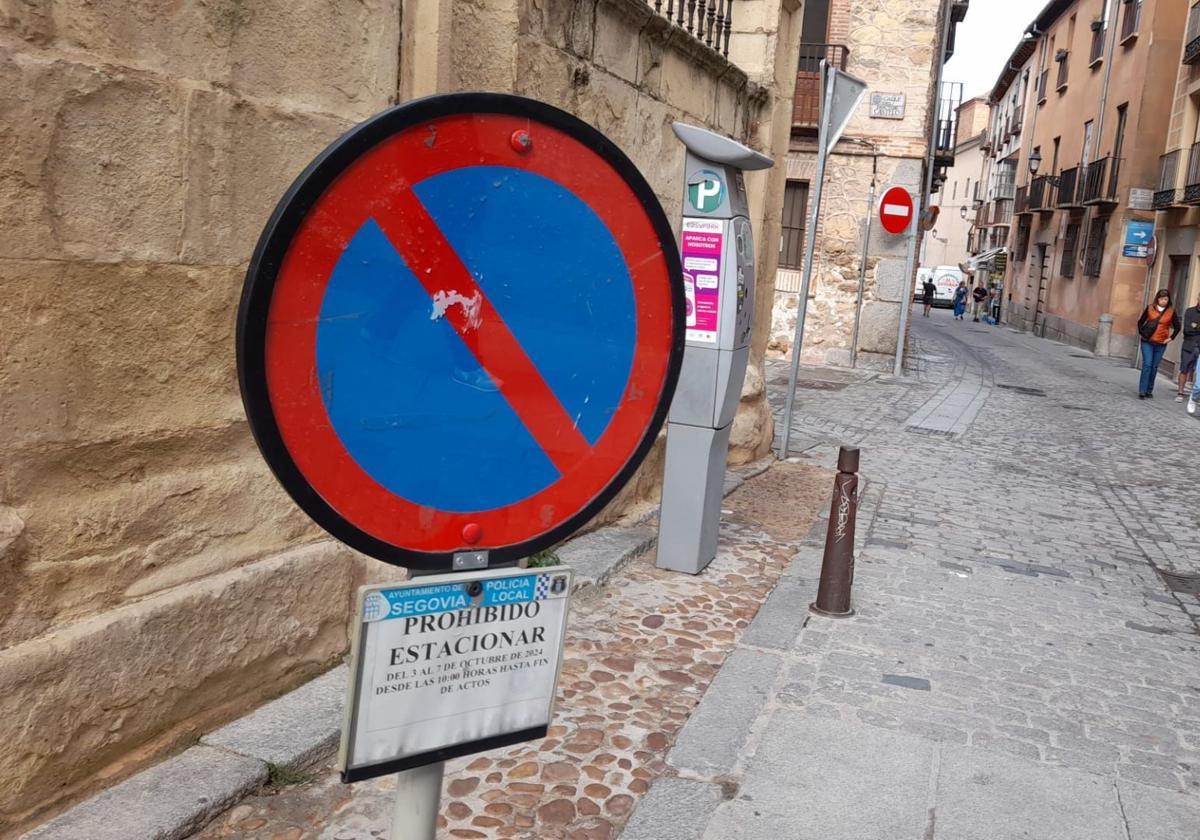 Señal puesta en la calle Marques del Arco, junto a la Catedral, para indicar la prohibición de estacionar.