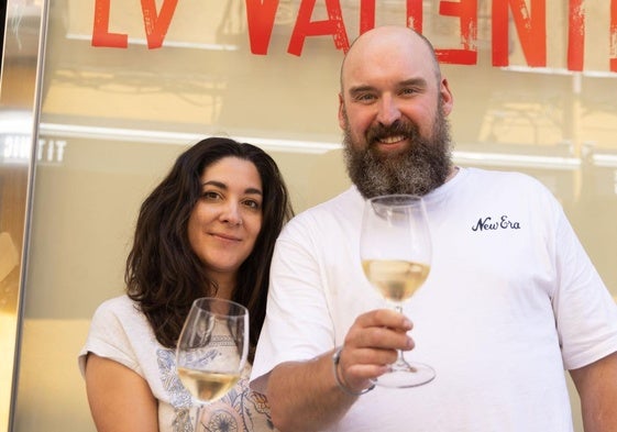 Lucía Huergo y Ángel Alba 'Lolo', propietarios de la taberna La Valiente, brindan con un vino blanco.