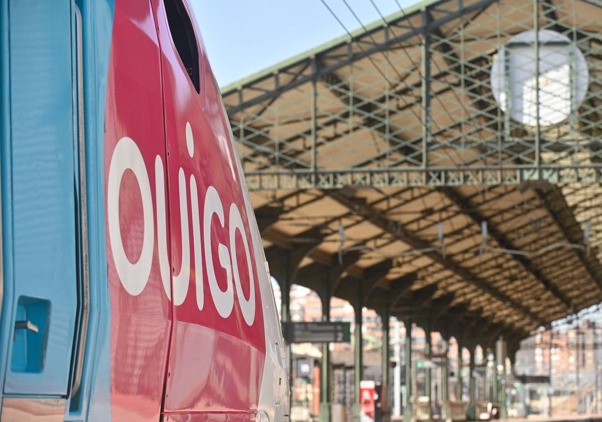 El primer tren de Ouigo que llegó a Valladolid, en la estación del Campo Grande.
