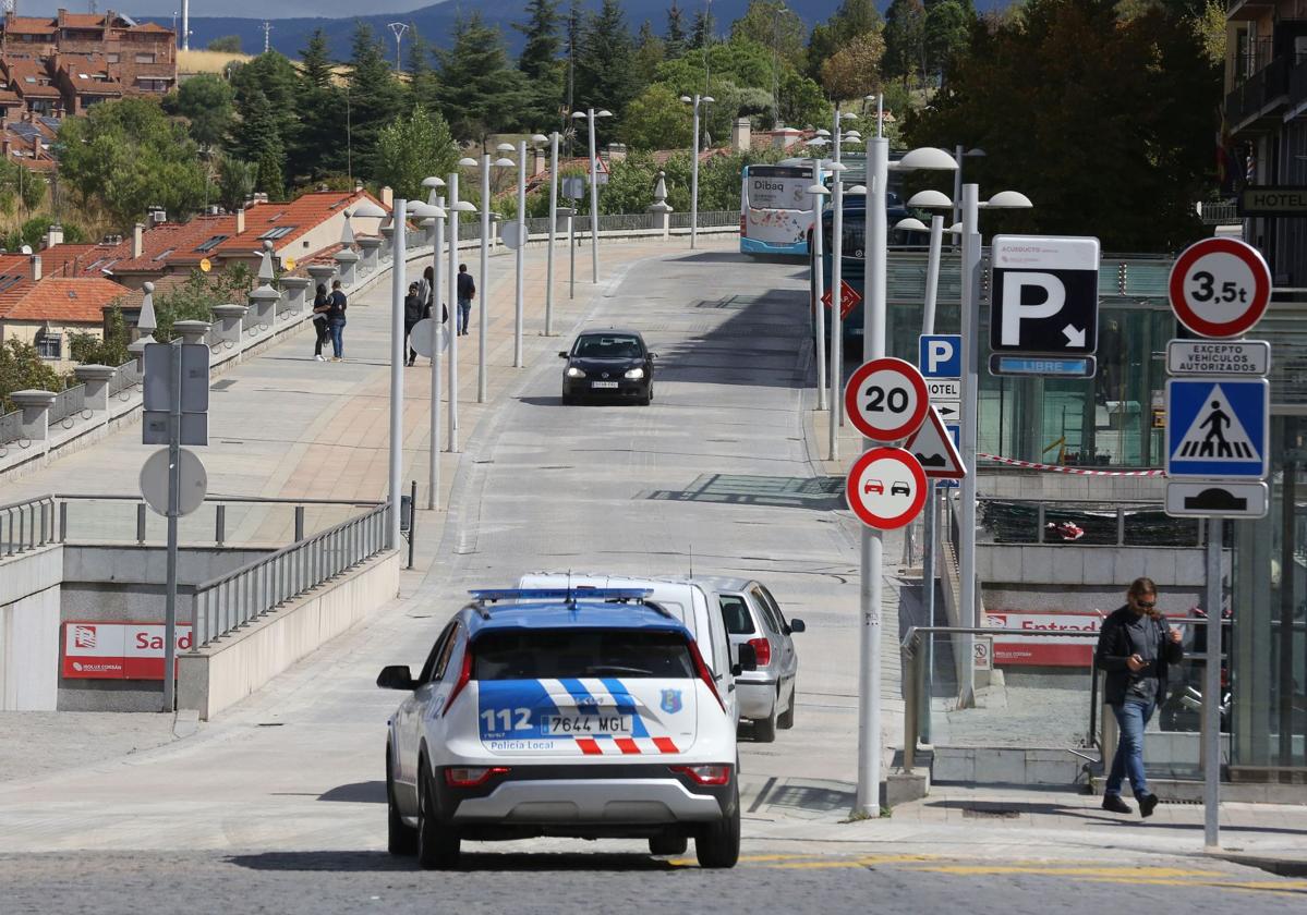 Varios coches circulan junto a la salida y entrada al parking de Padre Claret.