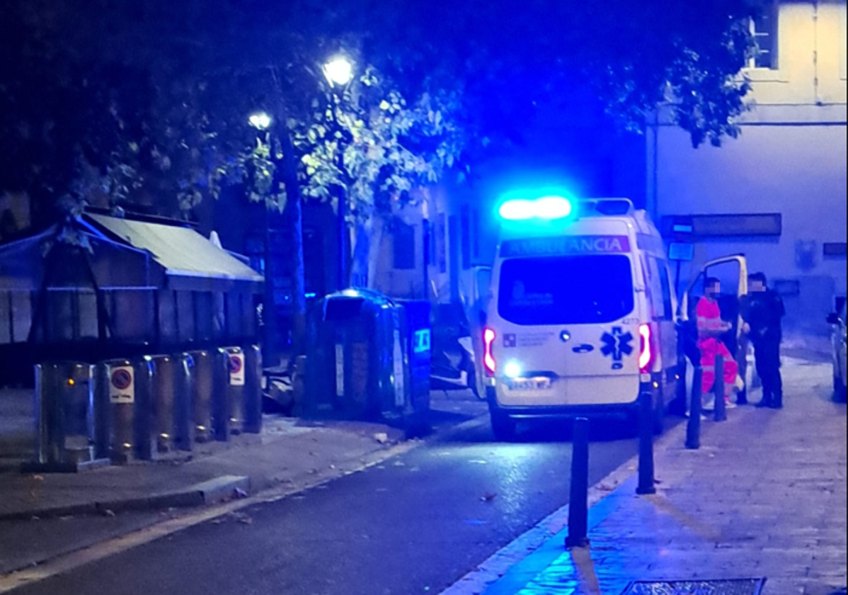 Sanitarios y Policía, este jueves de madrugada en la calle San Lorenzo.