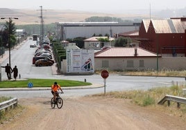 Un hombre circula en bicicleta por el polígono de Valverde del Majano.