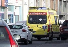 Una ambulancia en la calle de Guadarrama, donde se produjo un accidente este jueves.