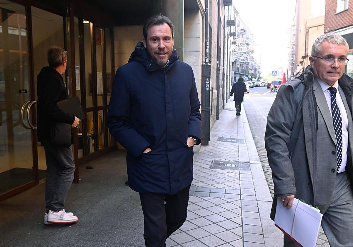 Óscar Puente sale de los juzgados tras ratificar su denuncia en diciembre de 2022.