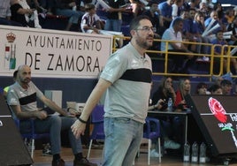 Lolo Encinas, dirigiendo al UEMC en el partido de Copa disputado en Zamora.