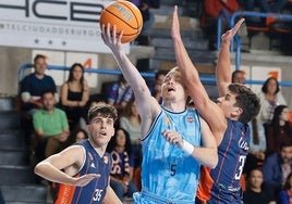 Kunkel entra a canasta en el partido ante el Tizona.