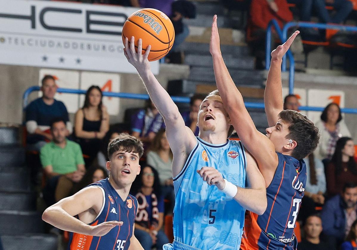 Kunkel entra a canasta en el partido ante el Tizona.