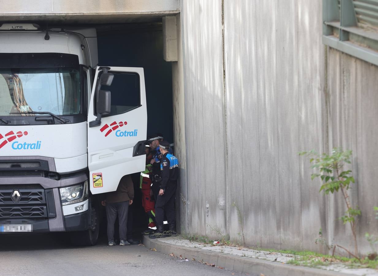 Un camión se atasca en el centro de Palencia