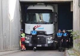 Policía Local y Bomberos de Palencia trabajan para desencajar el camión a la salida del túnel, este viernes.