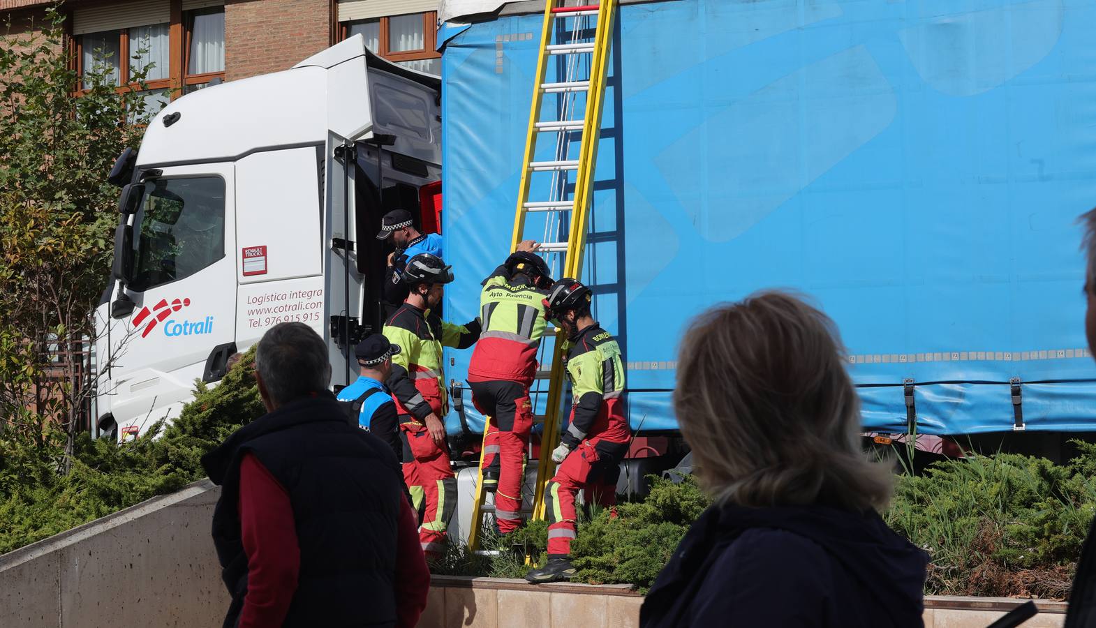 Un camión se atasca en el centro de Palencia