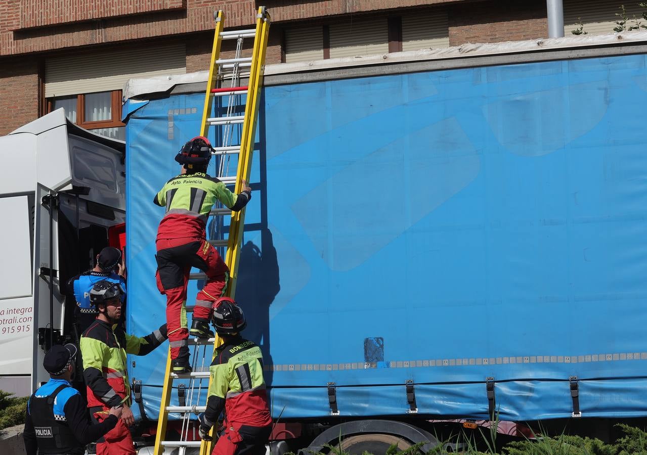 Un camión se atasca en el centro de Palencia