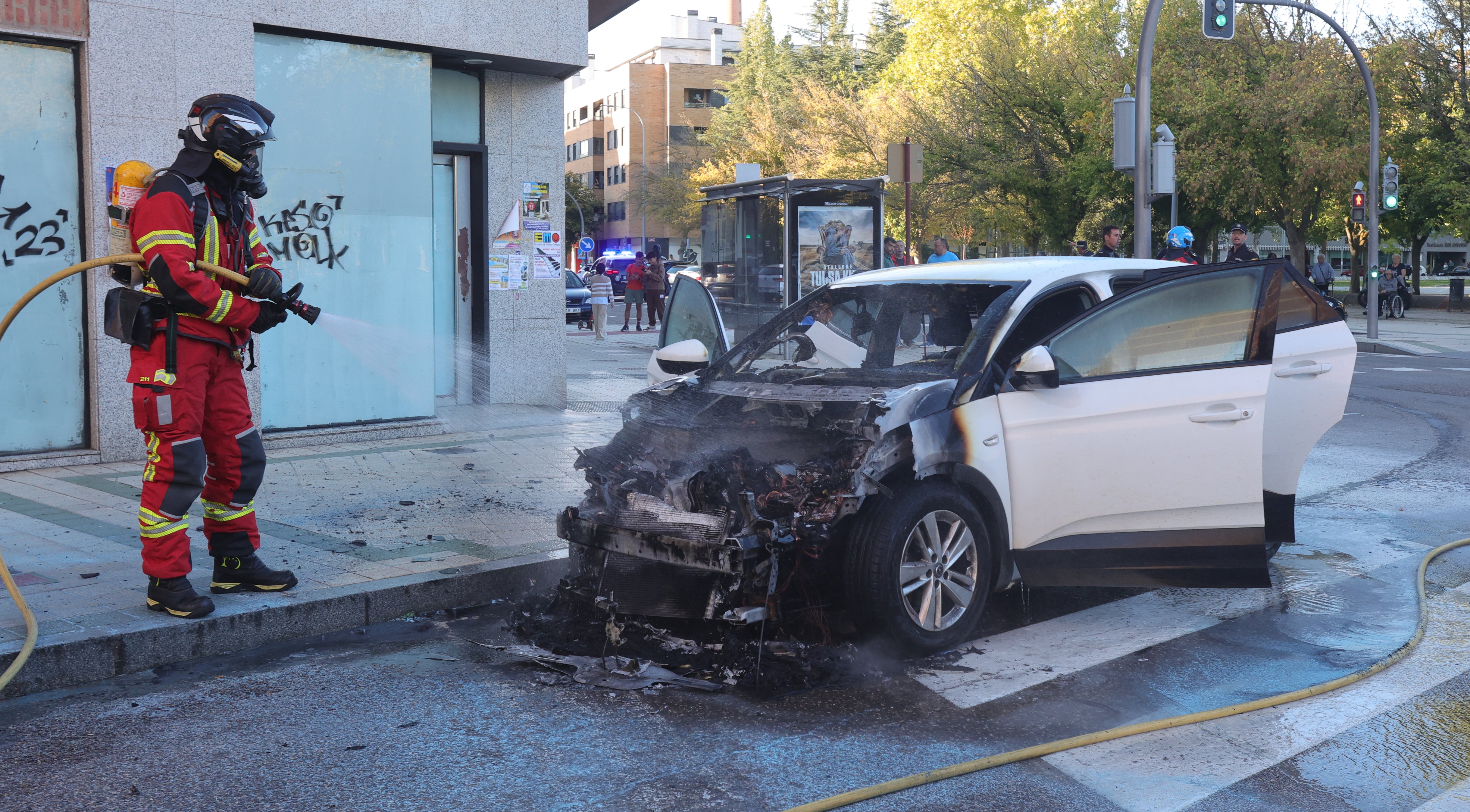 Las llamas devoran un coche en Palencia