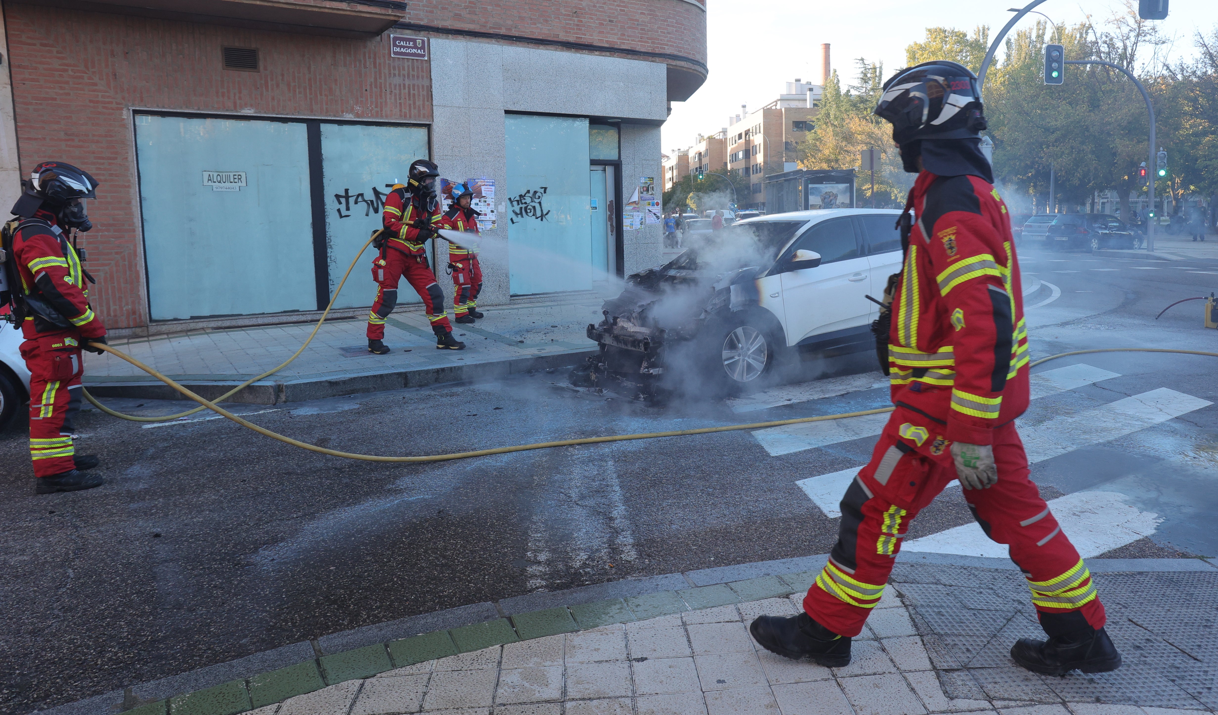 Las llamas devoran un coche en Palencia