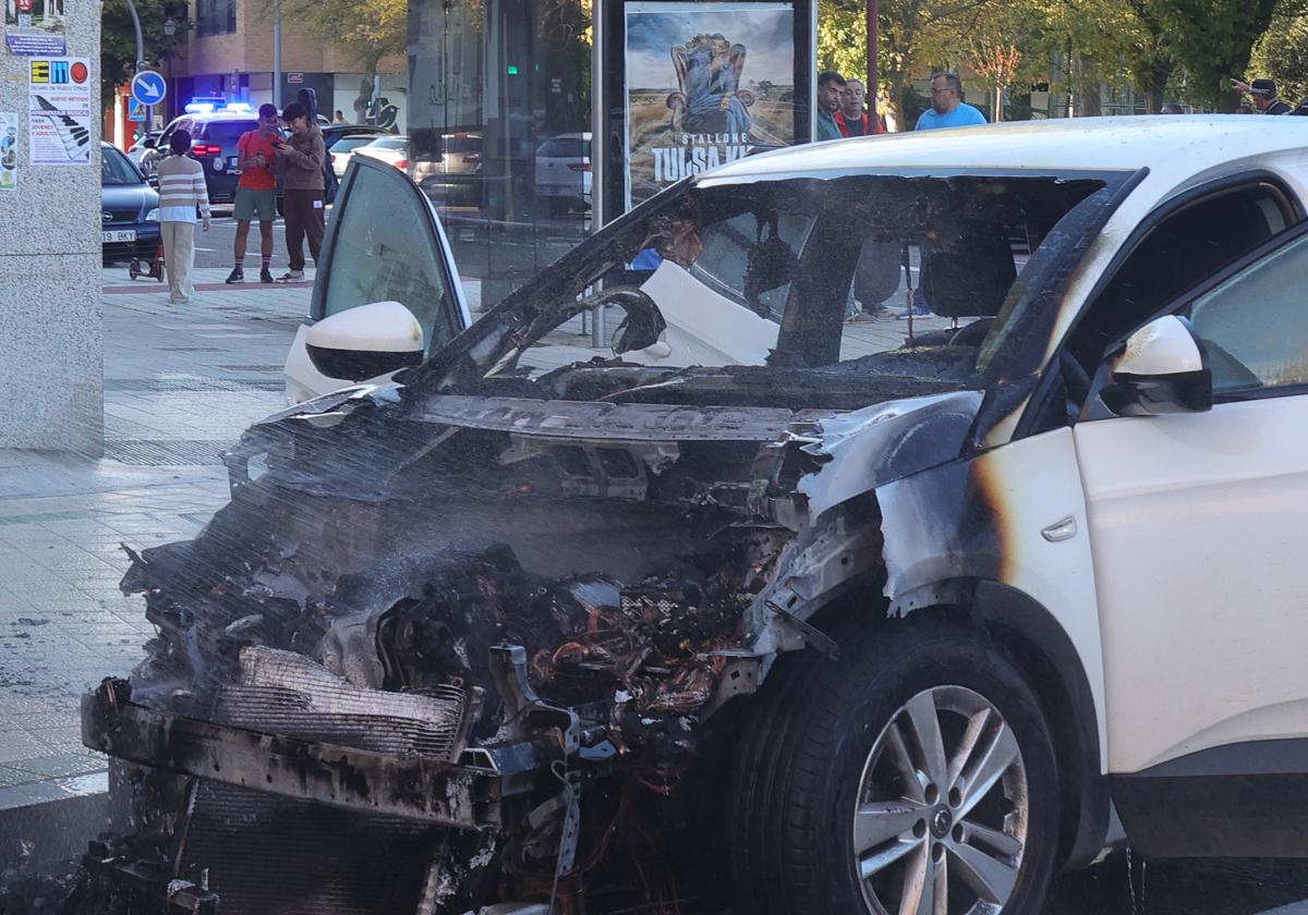 Las llamas devoran un coche en Palencia