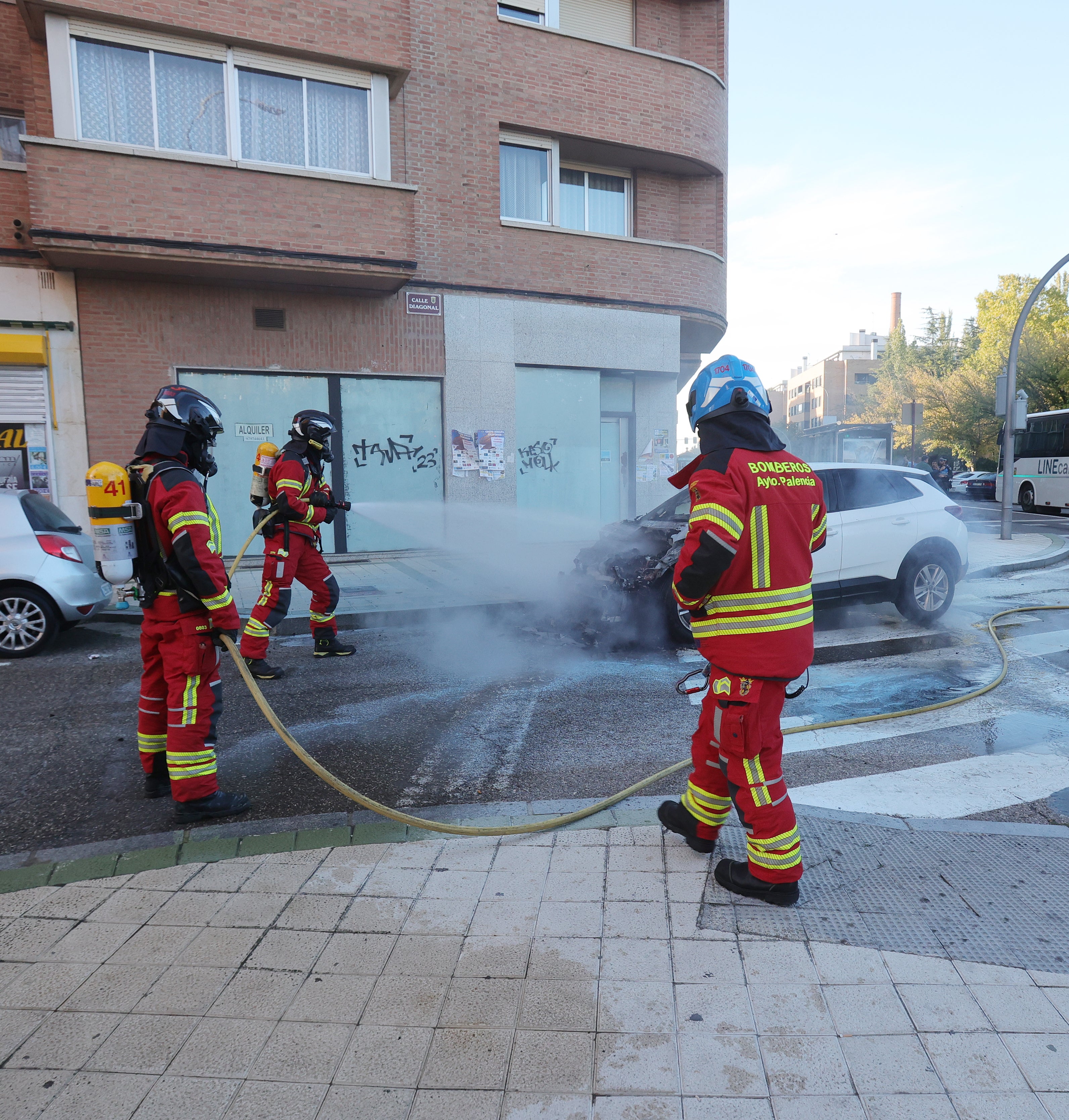 Las llamas devoran un coche en Palencia