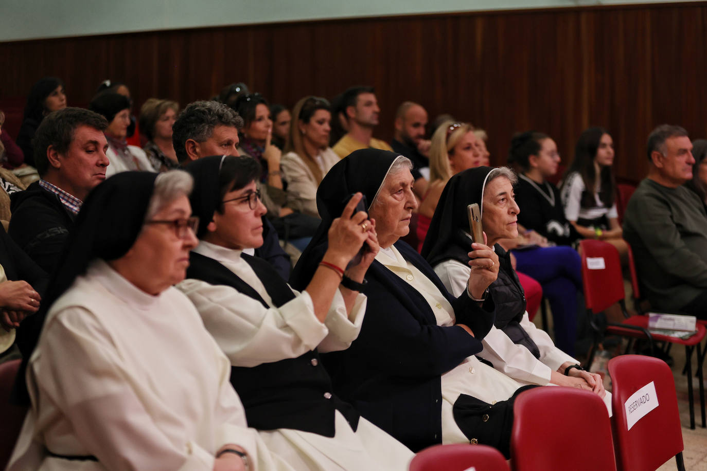 El colegio Dominicas recibe a una afamada exalumna