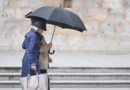 Una pareja se protege de la lluvia en Valladolid, a finales del pasado mes de septiembre.