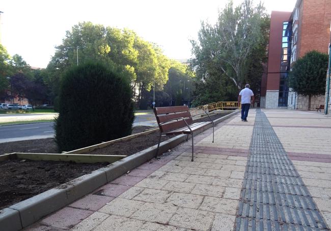 Bancos, jardines y nuevo paseo peatonal en el lateral de la plaza del Doctor Quemada.