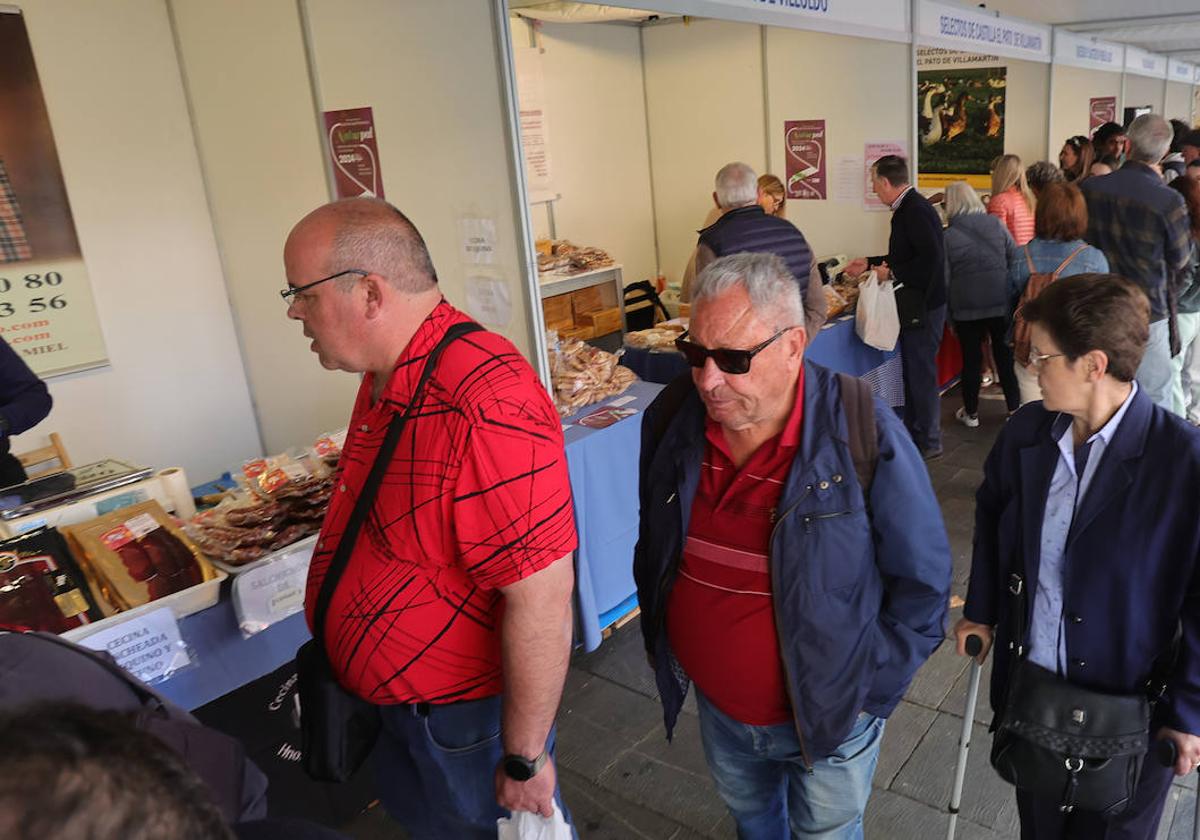 Viandantes observan los productos de Naturpal, este viernes en el Salón.