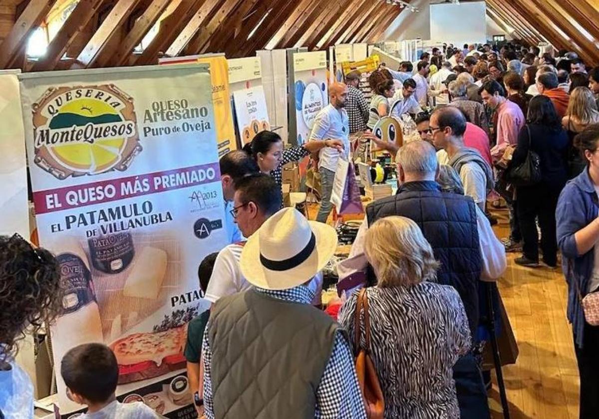 Visitantes en una edición anterior de la feria 'Vallaqueso'.