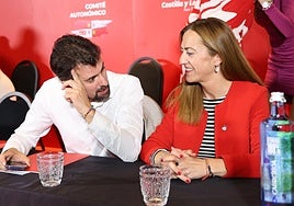 Luis Tudanca conversa con Virginia Barcones, este jueves, en el comité autonómico del PSOE de Castilla y León.