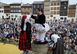 Tamara García, protagonista del pisado de la uva de la presente edición de la Fiesta de la Vendimia de Peñafiel.