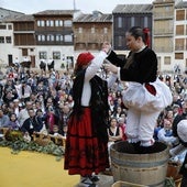 Peñafiel celebra el pisado de la uva tras un vistoso desfile de vendimia
