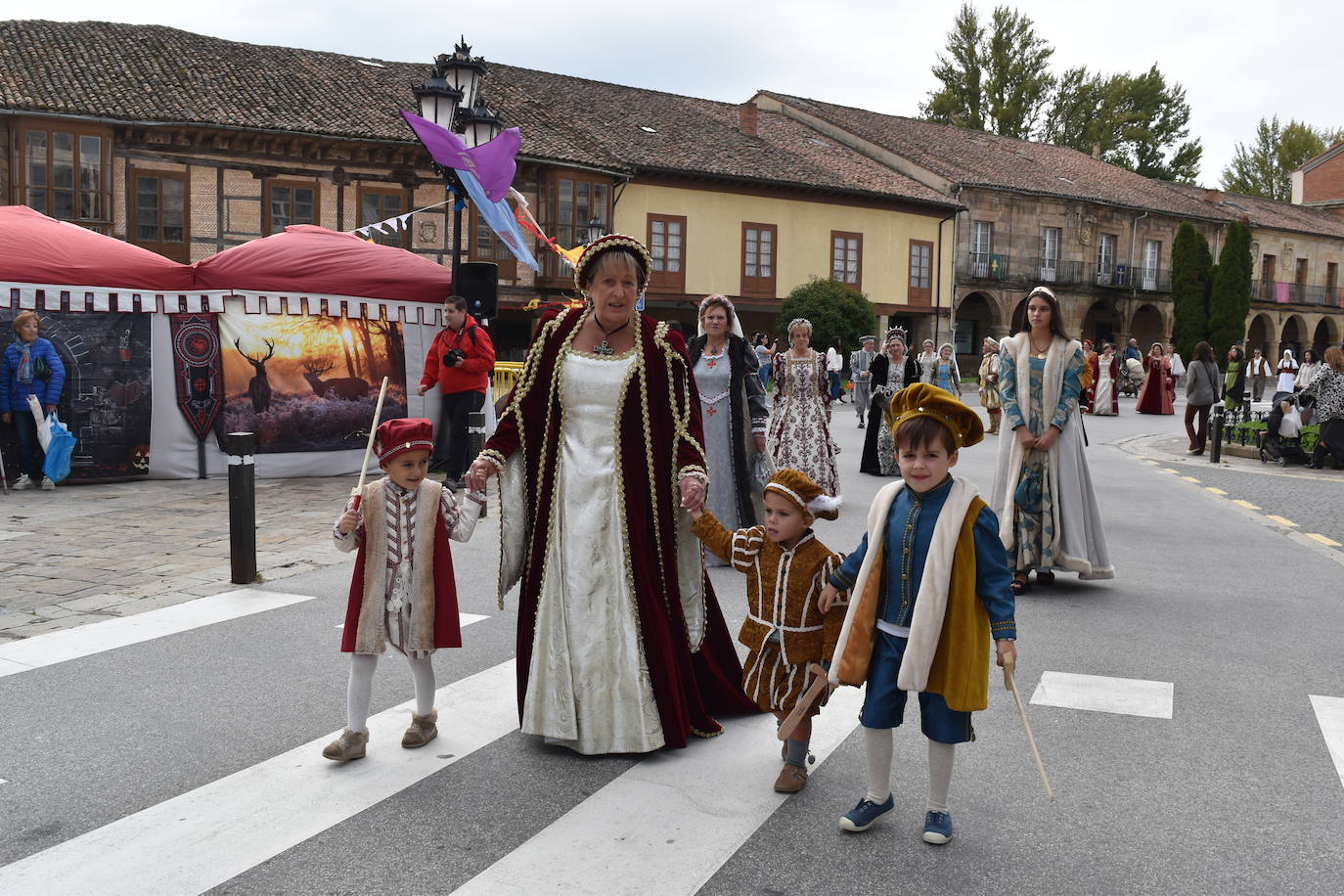 Aguilar se viste de fiesta para recibir al emperador Carlos V