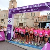 Más de 1.500 mujeres tiñen de rosa las calles de Medina del Campo