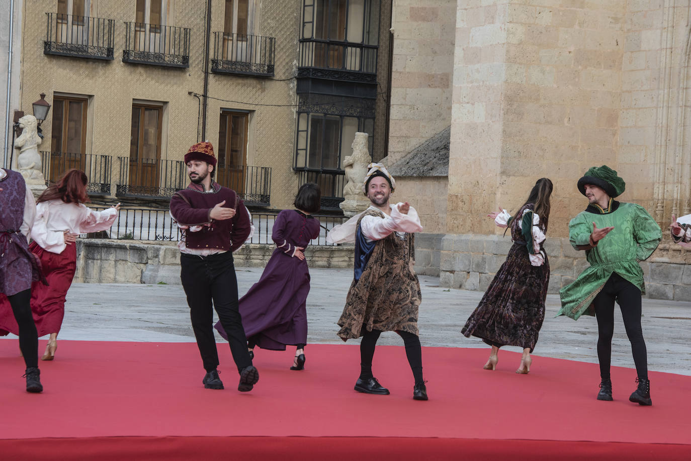 Fotografías del acto de proclamación de Isabel I como reina de Castilla