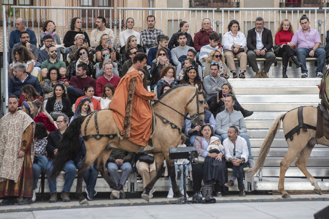 Fotografías del acto de proclamación de Isabel I como reina de Castilla