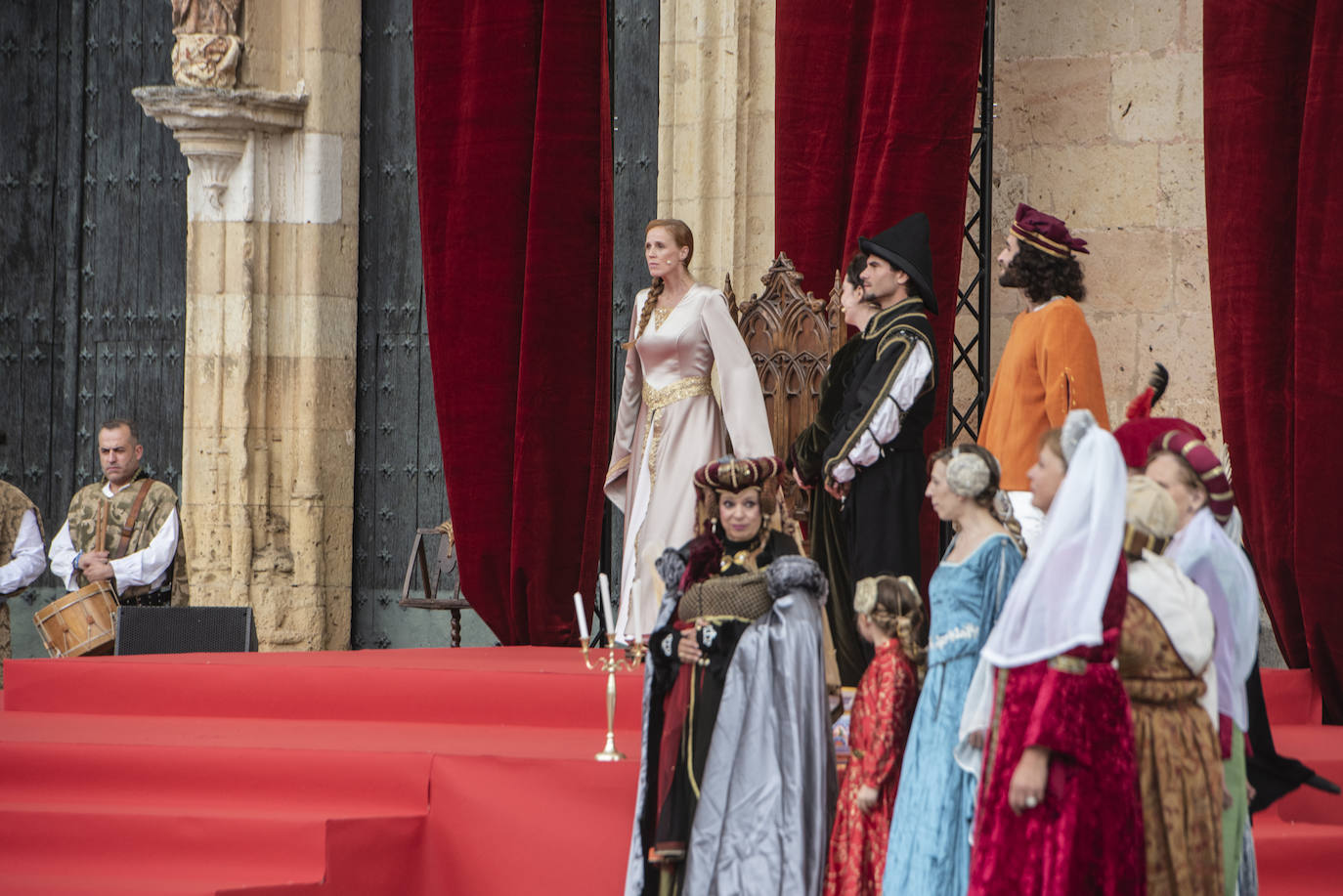 Fotografías del acto de proclamación de Isabel I como reina de Castilla