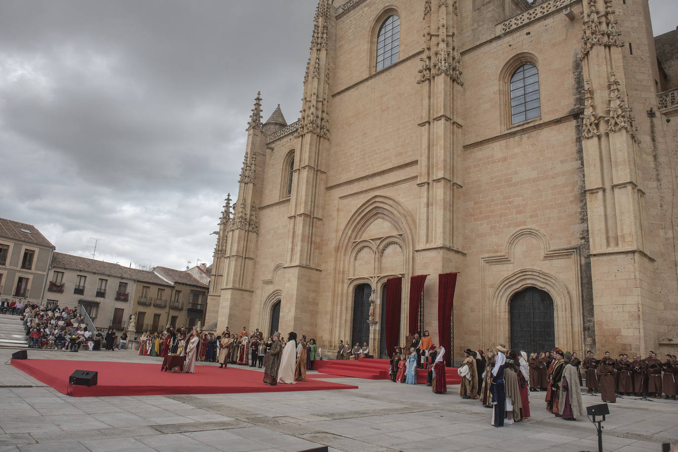 Fotografías del acto de proclamación de Isabel I como reina de Castilla