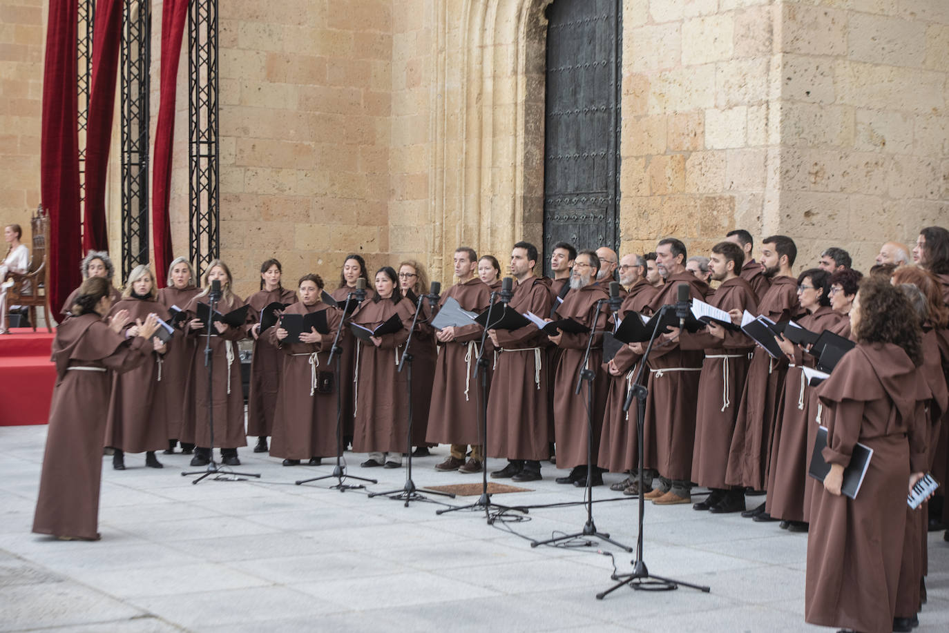 Fotografías del acto de proclamación de Isabel I como reina de Castilla