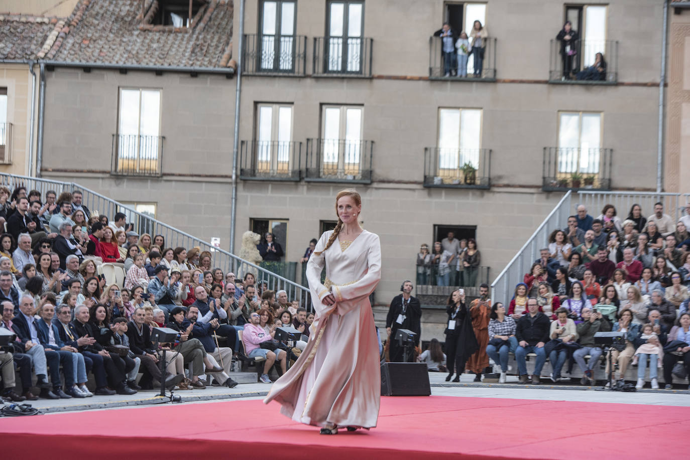 Fotografías del acto de proclamación de Isabel I como reina de Castilla