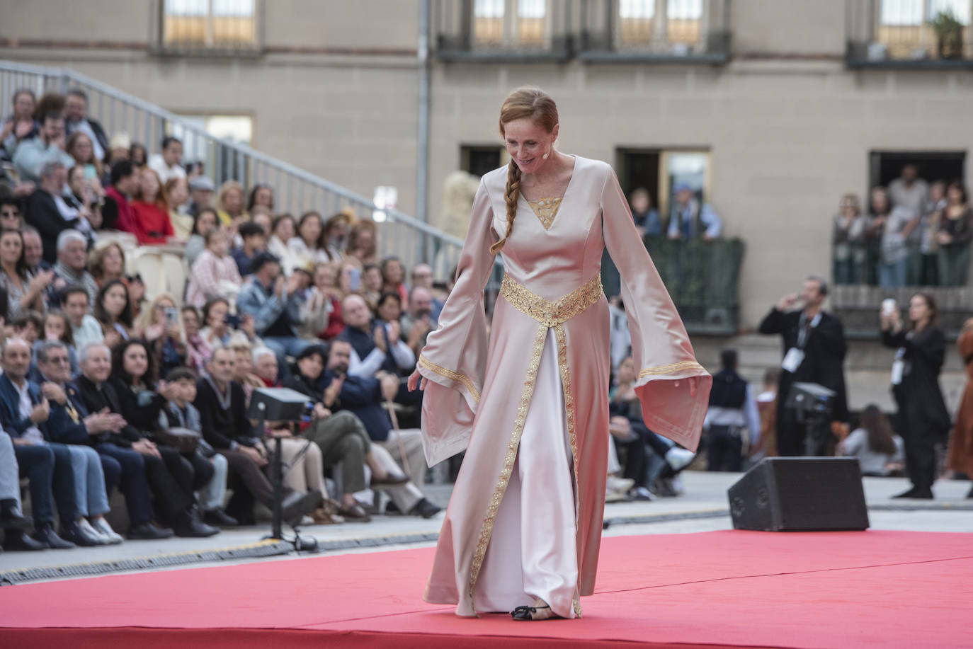 Fotografías del acto de proclamación de Isabel I como reina de Castilla