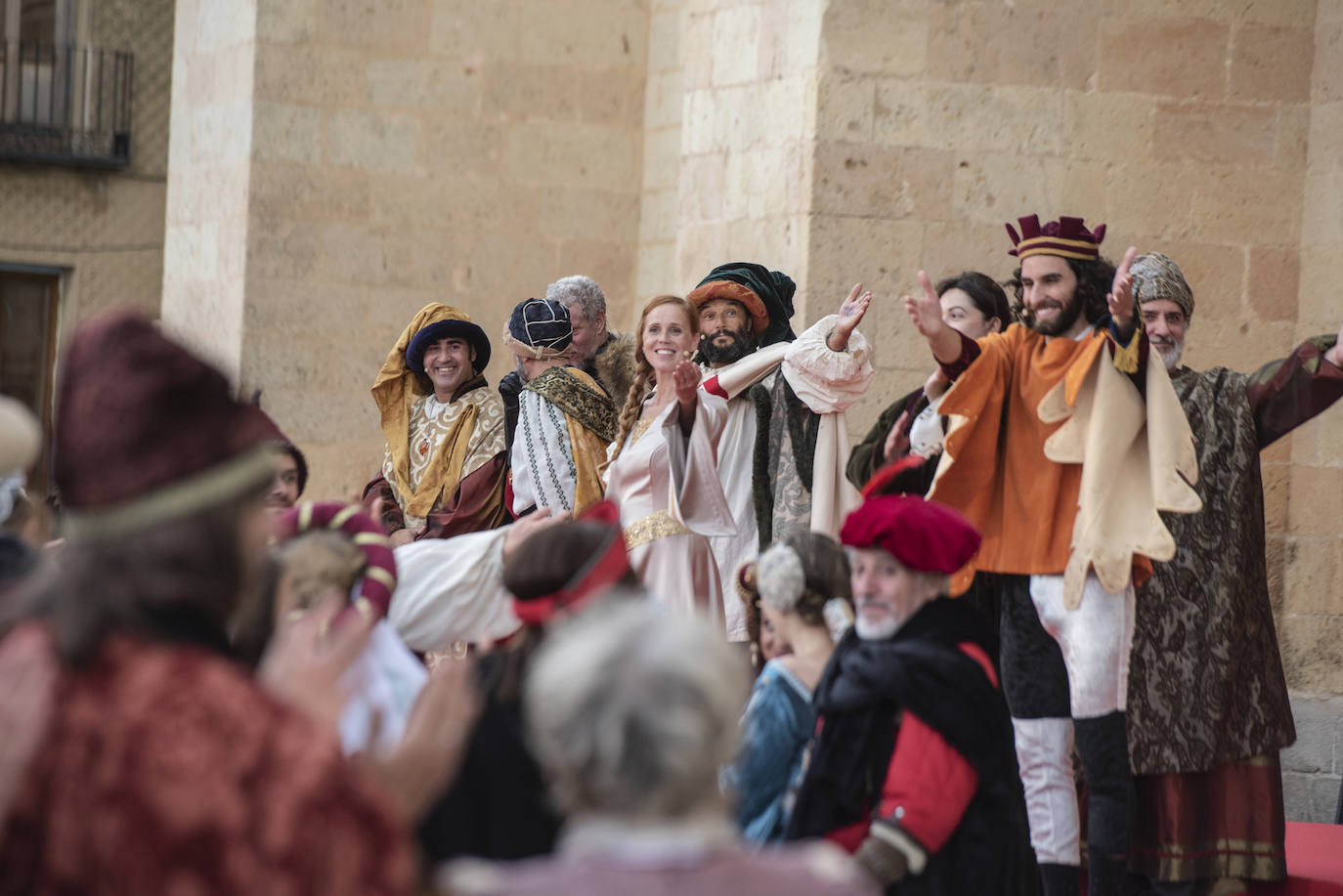 Fotografías del acto de proclamación de Isabel I como reina de Castilla