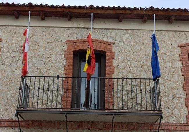 Banderas a media asta en el Ayuntamiento de Traspinedo.