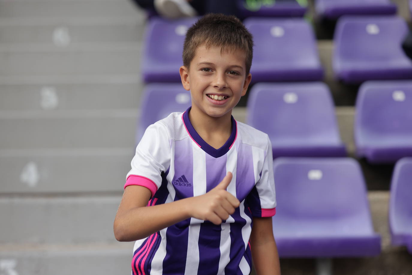 Búscate en la grada del estadio José Zorrilla (1/4)