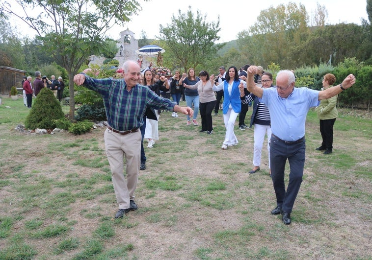 Cobos de Cerrato danza en honor a sus Patronas