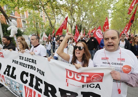 Los trabajadores de Bimbo, durante la manifestación de este viernes por el empleo.