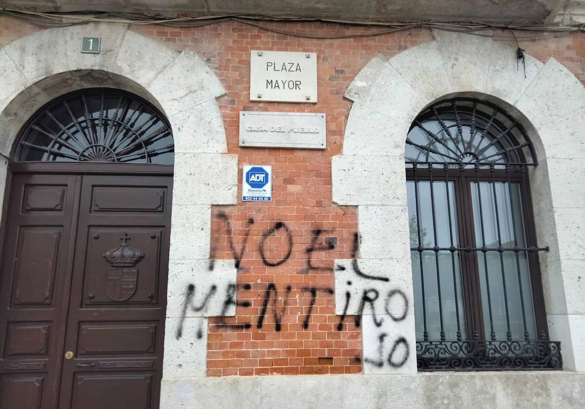 Mensaje pintado en la Casa Consistorial en la madrugada del viernes al sábado.