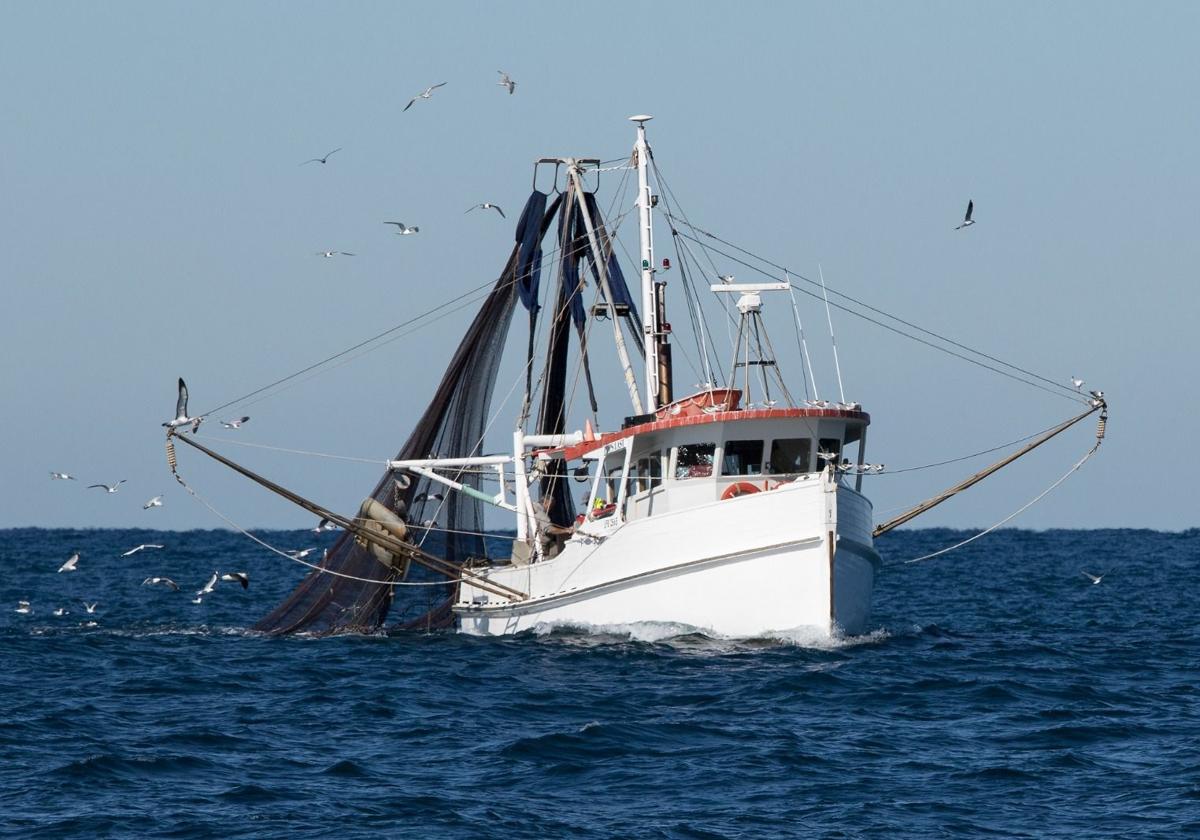 Un barco de pesca faenando.