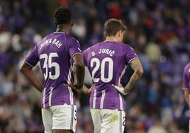 Juma Bah y Stanko Juric, durante el último partido del Real Valladolid frente al Rayo Vallecano