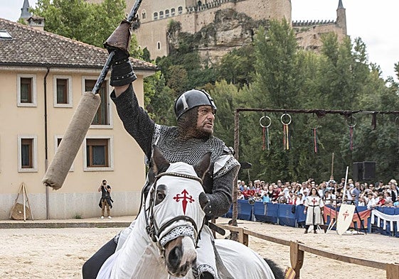 Un caballero de la Orden de Santiago, en pleno combate, ayer en San Marcos.