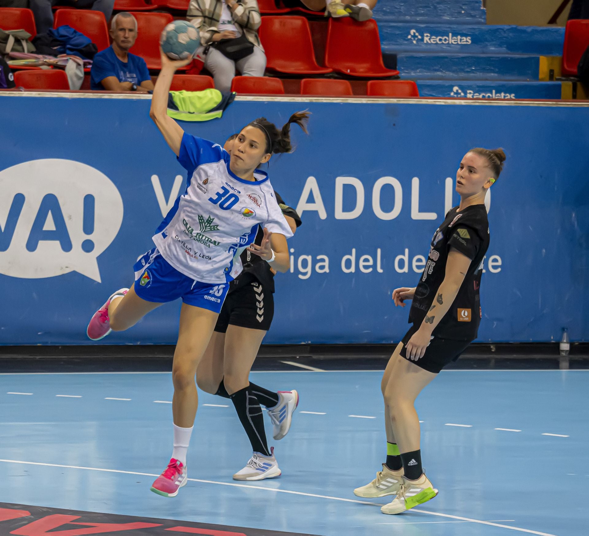 Las imágenes del partido entre el Caja Rural Aula Valladolid y el KHF Ferizaj