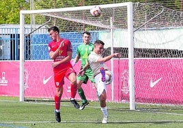 Leal despeja un balón en el área del Palencia Cristo.