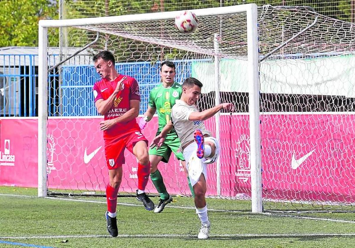 Leal despeja un balón en el área del Palencia Cristo.