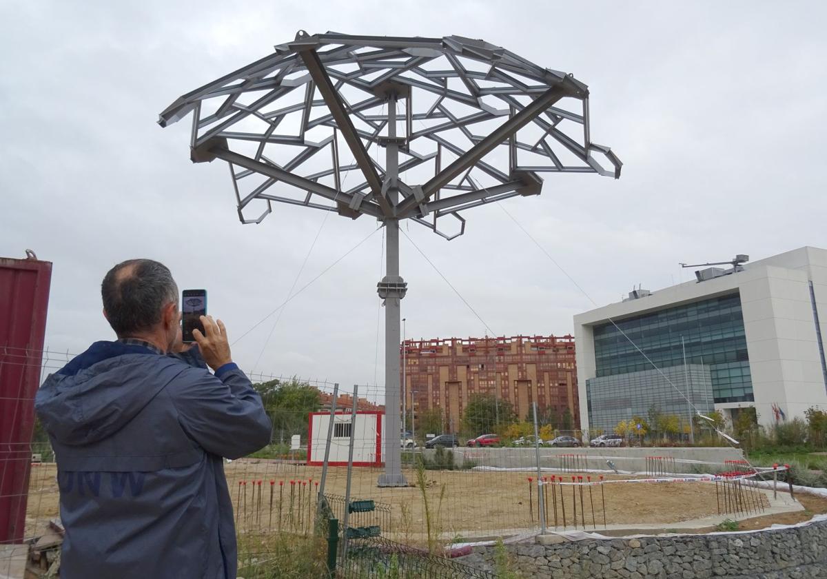 Un hombre fotografía la cúpula que albergará el centro de la plaza de la Ciudad de la Comunicación.