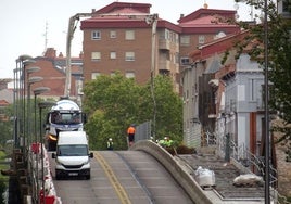 Trabajos de hormigonado en el lateral del tablero del viaducto de Arco de Ladrillo en la mañana de este domingo.